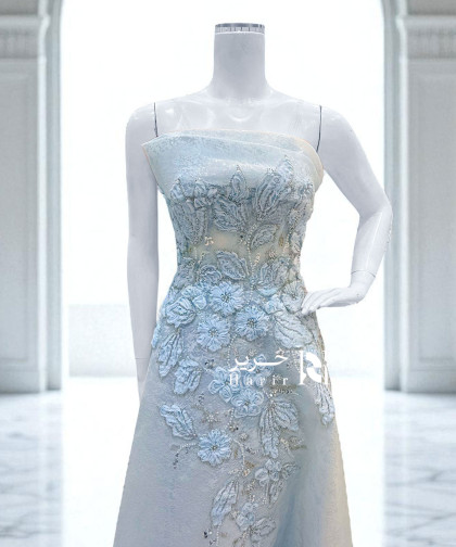 فستان سهرة أزرق فاتح مطرّز بالورود ثلاثية الأبعاد