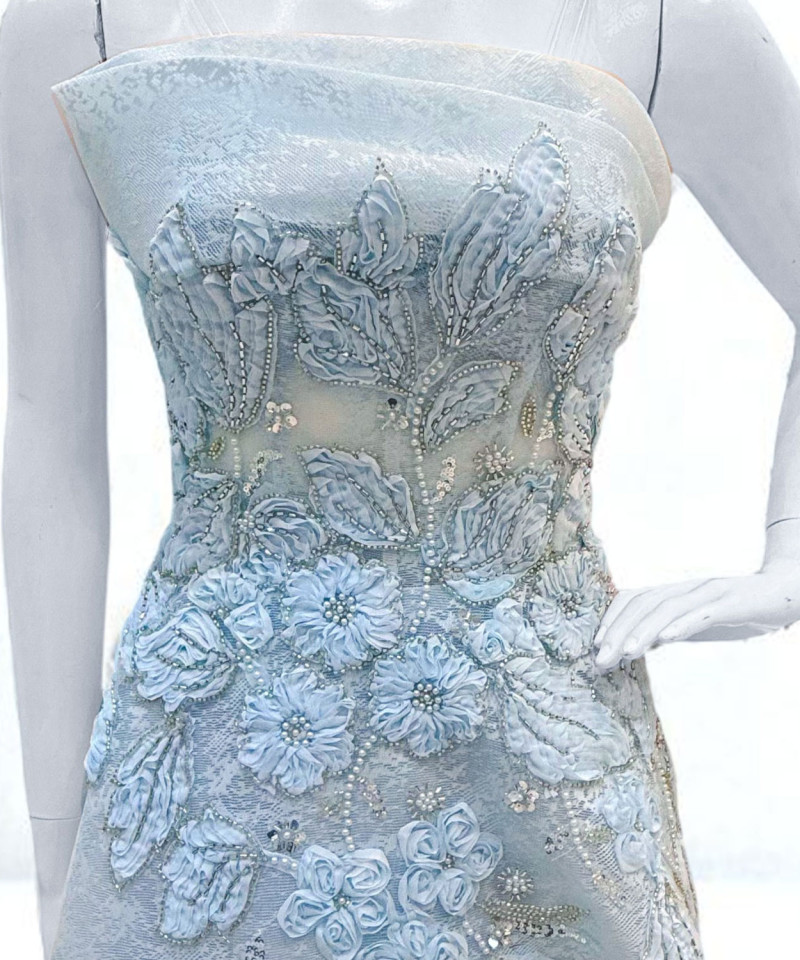 فستان سهرة أزرق فاتح مطرّز بالورود ثلاثية الأبعاد