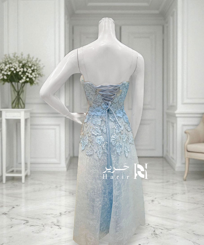 فستان سهرة أزرق فاتح مطرّز بالورود ثلاثية الأبعاد