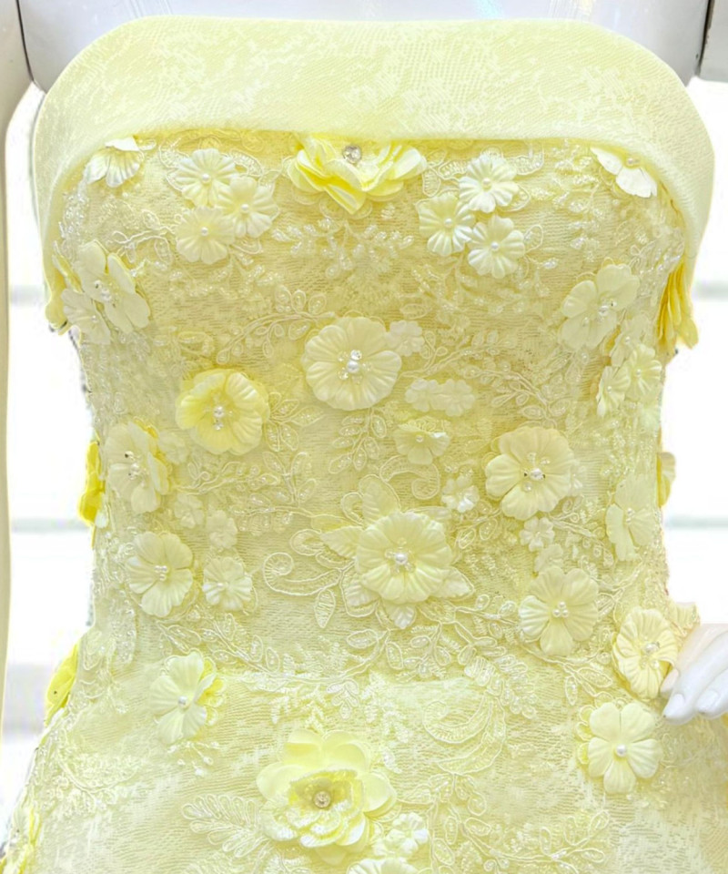فستان سهرة أصفر مطرّز بالورود ثلاثية الأبعاد