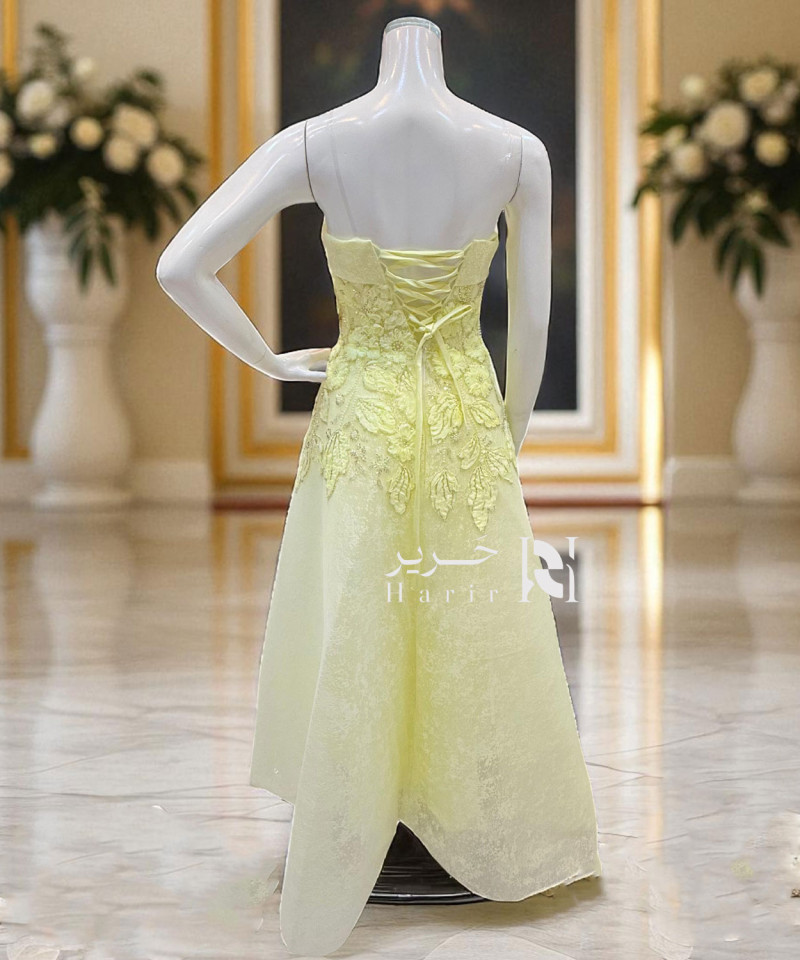 فستان سهرة أصفر مطرّز بالورود ثلاثية الأبعاد