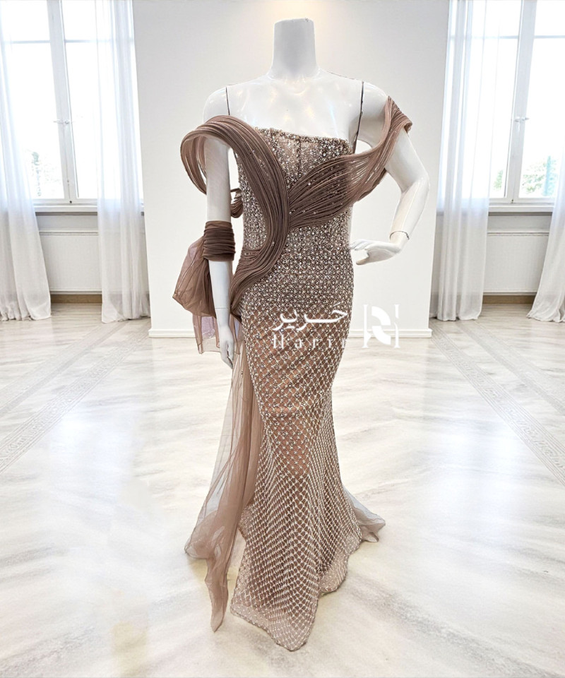 فستان سهرة بني مطرّز بكريستالات ولمسات تول فاخرة