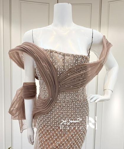 فستان سهرة بني مطرّز بكريستالات ولمسات تول فاخرة