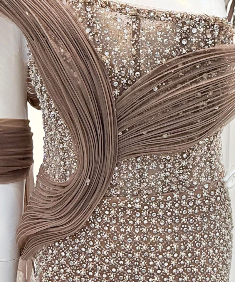 فستان سهرة بني مطرّز بكريستالات ولمسات تول فاخرة