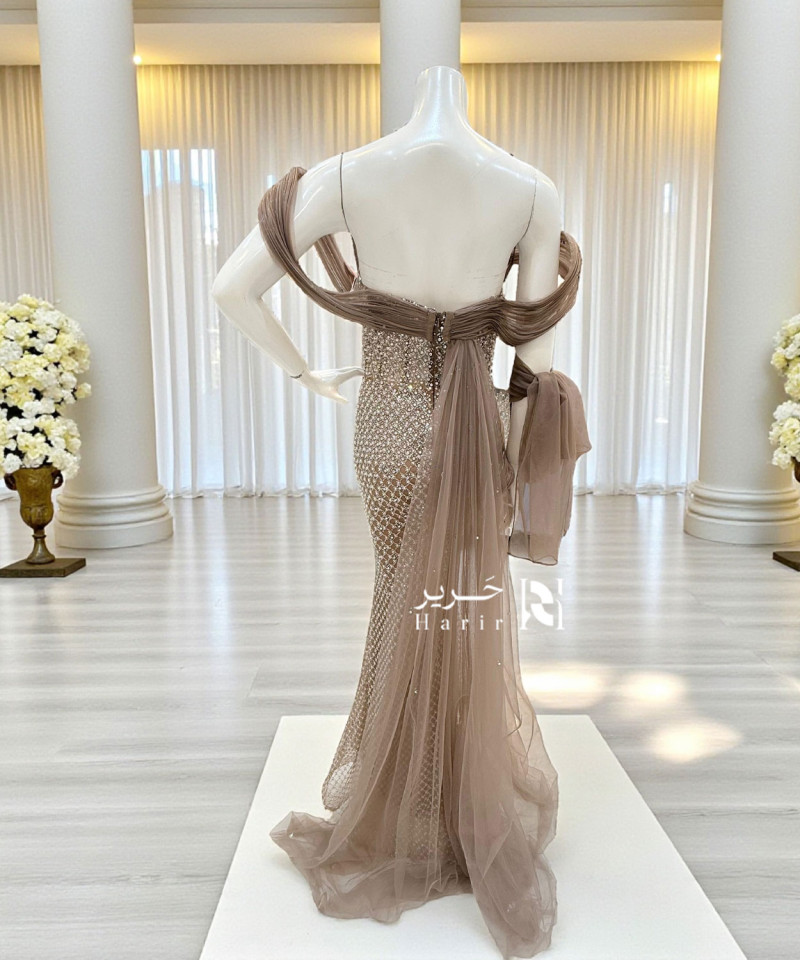 فستان سهرة بني مطرّز بكريستالات ولمسات تول فاخرة