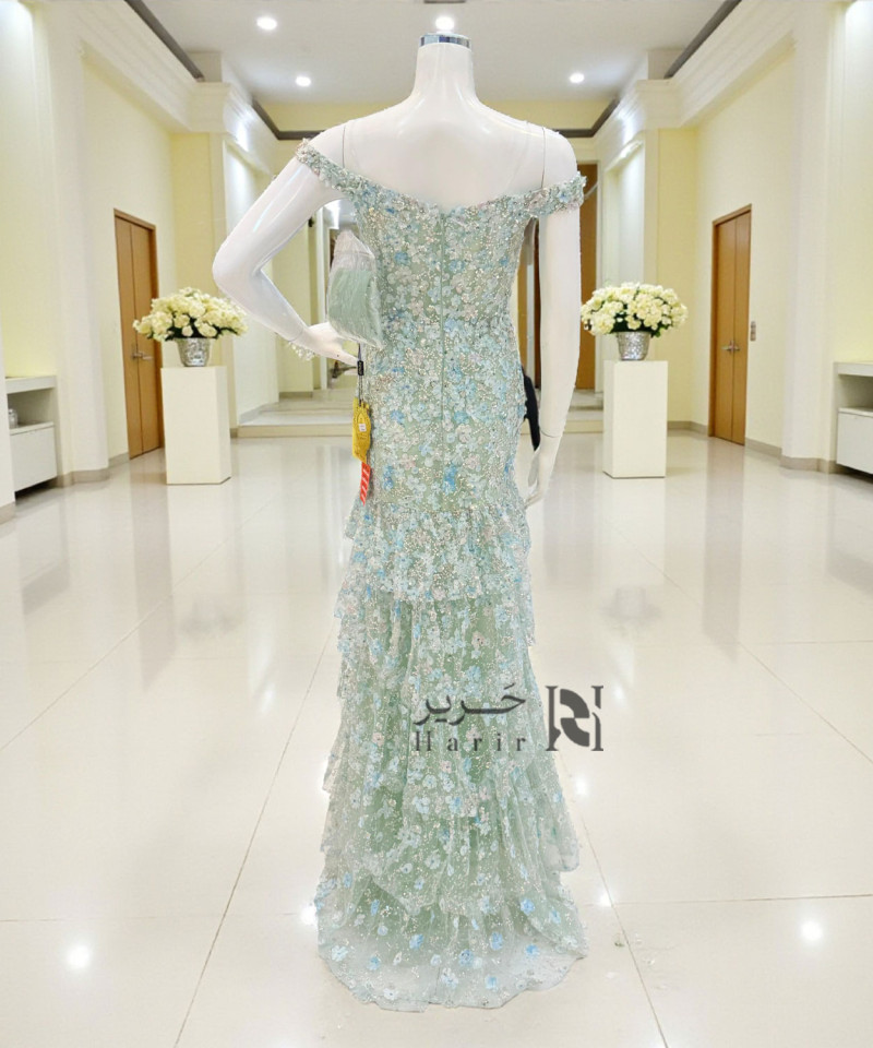 فستان سهرة أزرق فاتح بقماش تول مطرّز بالورود ثلاثية الأبعاد