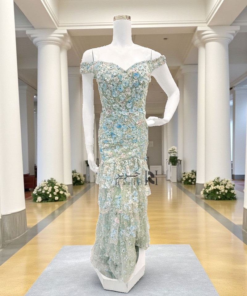 فستان سهرة أزرق فاتح بقماش تول مطرّز بالورود ثلاثية الأبعاد