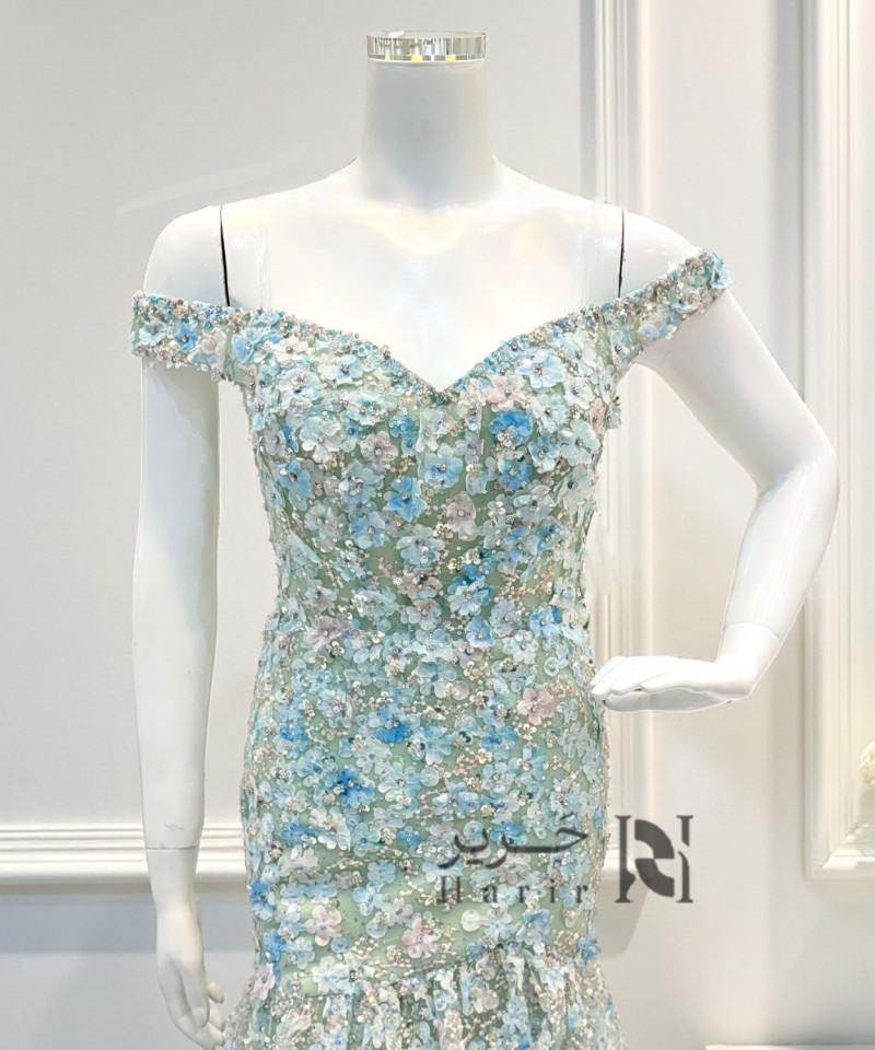 فستان سهرة أزرق فاتح بقماش تول مطرّز بالورود ثلاثية الأبعاد