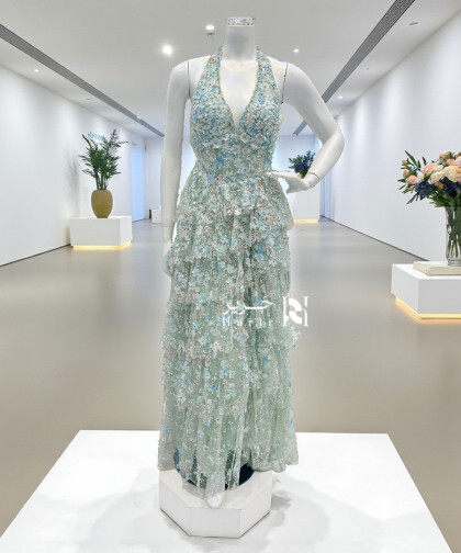 فستان سهرة أزرق نعناعي بياقة هالتر من تول مطرّز بالورود ثلاثية الأبعاد