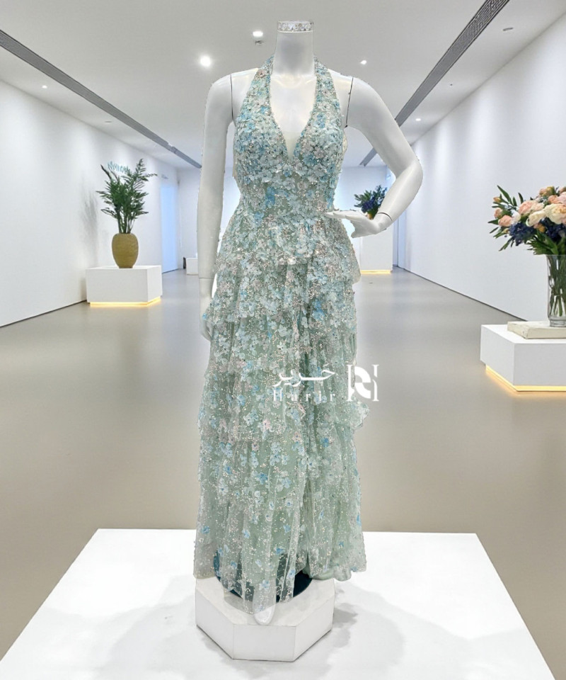 فستان سهرة أزرق نعناعي بياقة هالتر من تول مطرّز بالورود ثلاثية الأبعاد