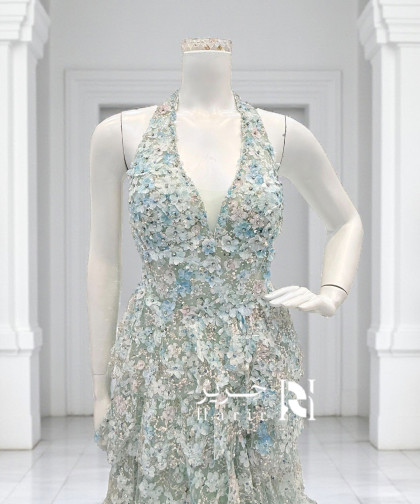 فستان سهرة أزرق نعناعي بياقة هالتر من تول مطرّز بالورود ثلاثية الأبعاد