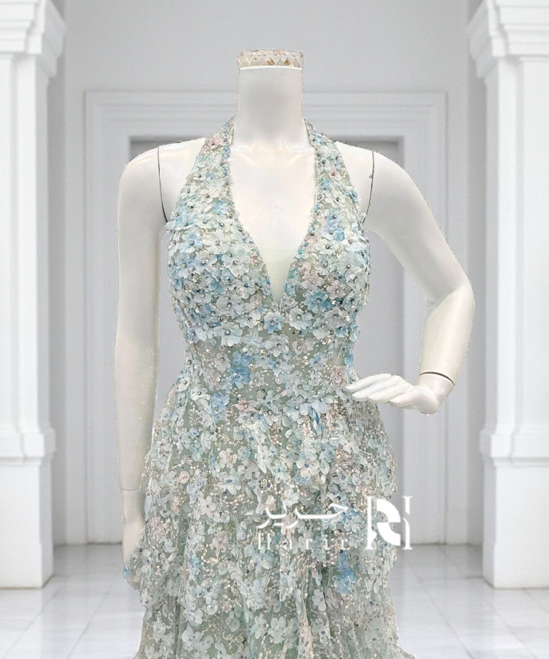 فستان سهرة أزرق نعناعي بياقة هالتر من تول مطرّز بالورود ثلاثية الأبعاد