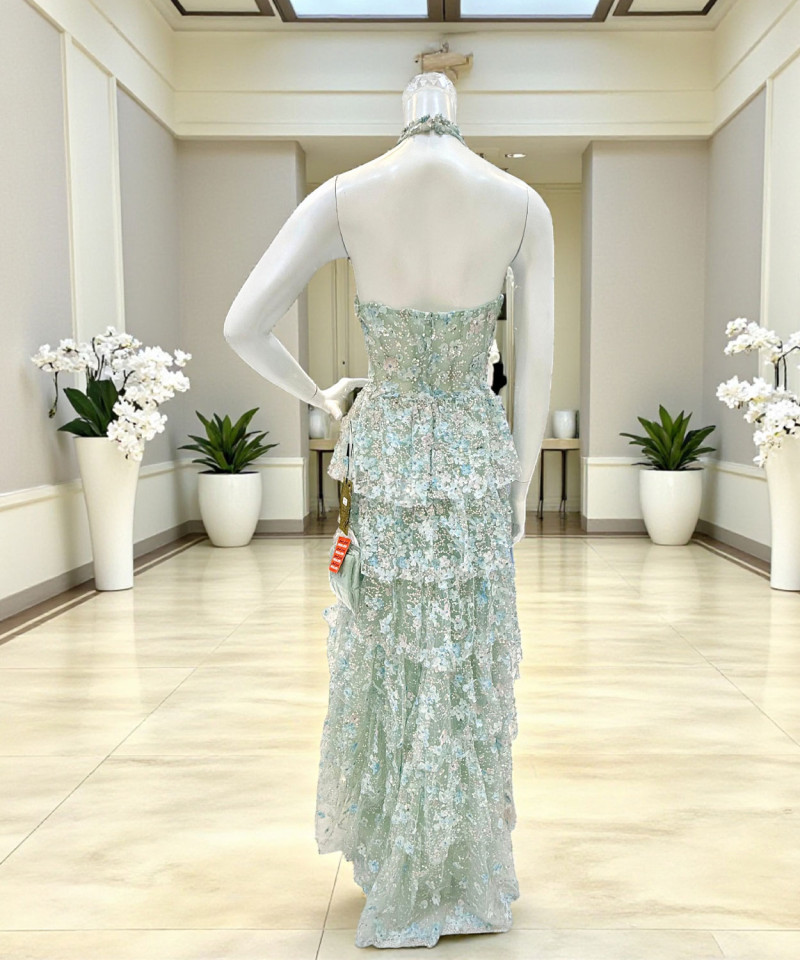 فستان سهرة أزرق نعناعي بياقة هالتر من تول مطرّز بالورود ثلاثية الأبعاد