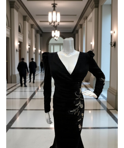 فستان سهرة أسود مخملي بتطريز فضي أنيق