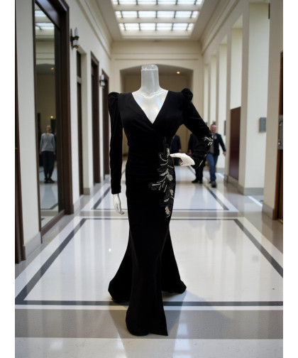 فستان سهرة أسود مخملي بتطريز فضي أنيق