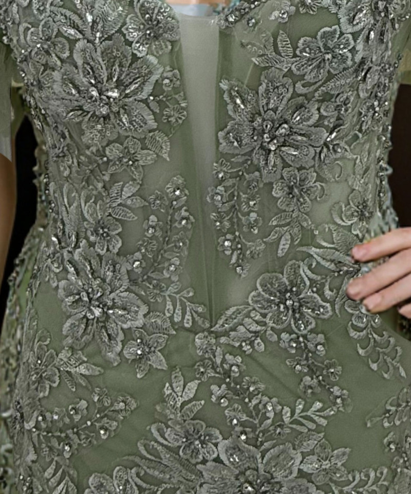 فستان سهرة أخضر فاتح مطرّز بالدانتيل والكريستالات – تصميم ملكي بأكمام ساقطه