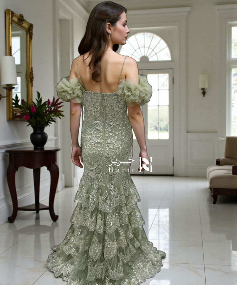 فستان سهرة أخضر فاتح مطرّز بالدانتيل والكريستالات – تصميم ملكي بأكمام ساقطه