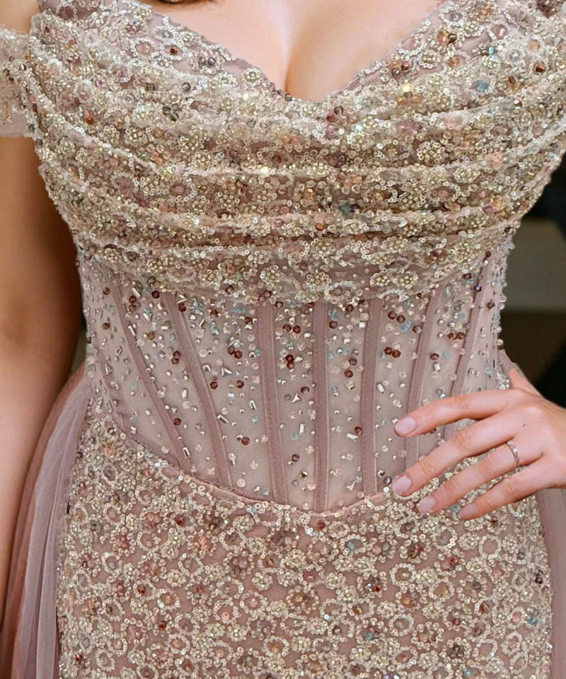 فستان سهرة وردي فاتح مطرّز بأكتاف ساقطة