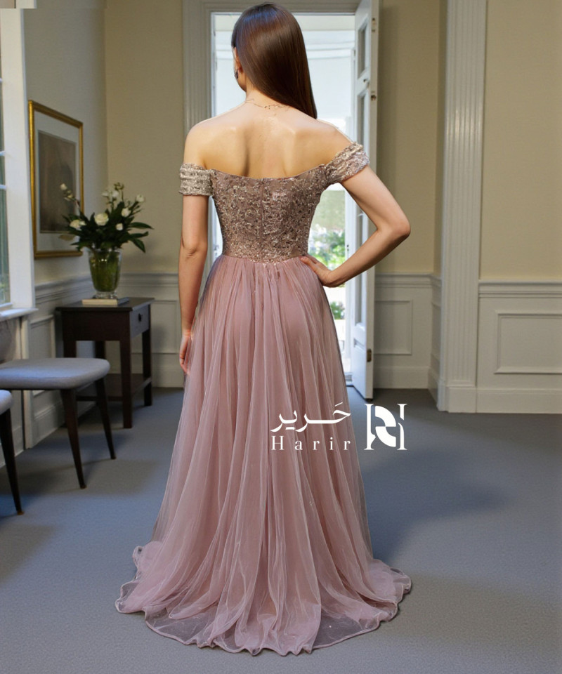 فستان سهرة وردي فاتح مطرّز بأكتاف ساقطة