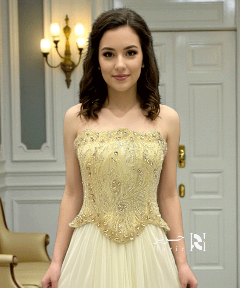 فستان سهرة عاجي مطرّز بكورساج لامع