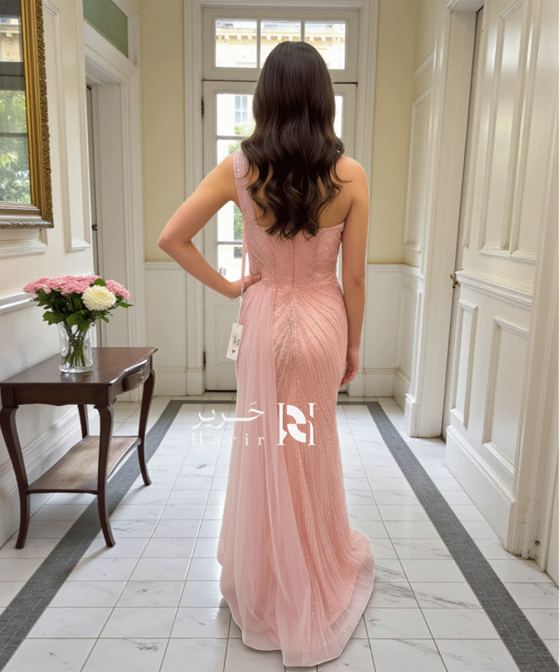 فستان سهرة وردي غامق بكشكة جانبية وتطريز فاخر