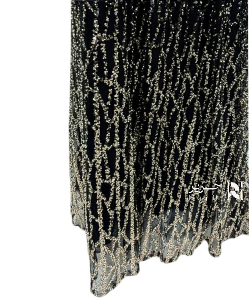 فستان سهرة أسود مطرّز بالكامل بأكمام شيفون منسدلة