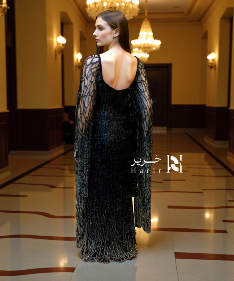 فستان سهرة أسود مطرّز بالكامل بأكمام شيفون منسدلة