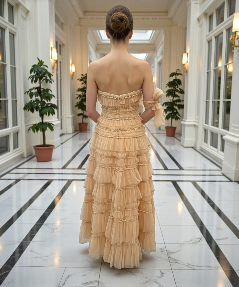 فستان سهرة شامبانيا بتول مطرّز وقصّة صدر سترابلس  تصميم أنثوي فاخر