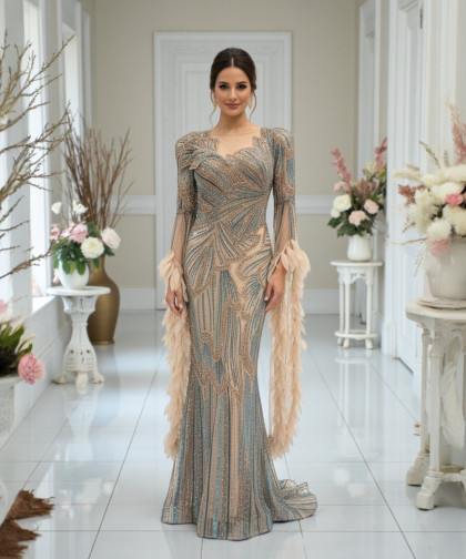 فستان سهرة مطرّز بالترتر بدرجات الشامبانيا والأزرق بقصّة صدر قلبية مع أكمام شفافة