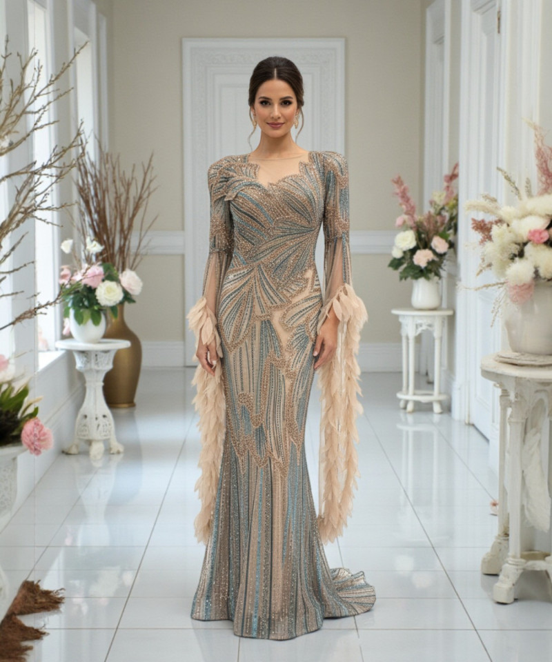 فستان سهرة مطرّز بالترتر بدرجات الشامبانيا والأزرق بقصّة صدر قلبية مع أكمام شفافة