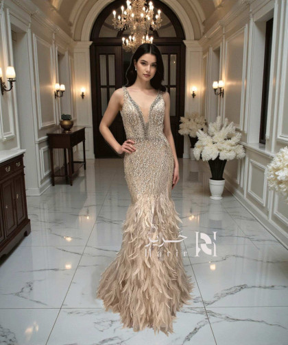 فستان سهرة شامبان فضي مطرّز بالترتر مع قصة صدر V عميقة