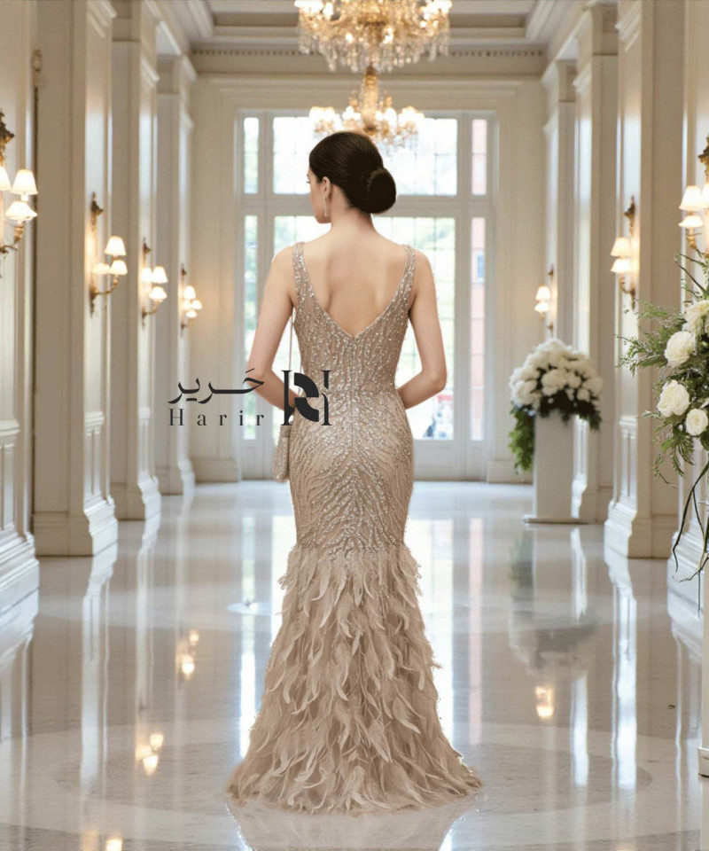 فستان سهرة شامبان فضي مطرّز بالترتر مع قصة صدر V عميقة