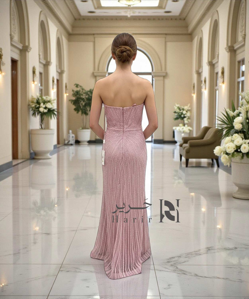 فستان سهرة وردي مطرّز بالترتر مع قصة صدر Sweetheart عميقة