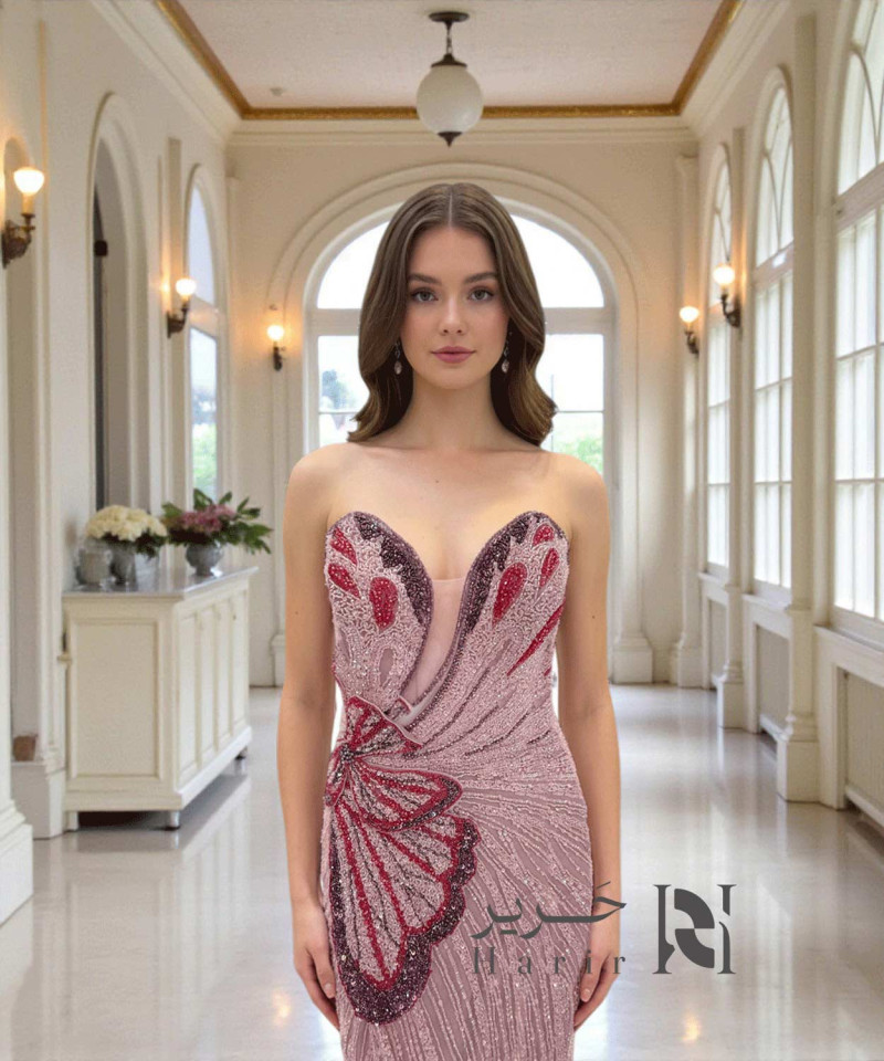 فستان سهرة وردي مطرّز بالترتر مع قصة صدر Sweetheart عميقة