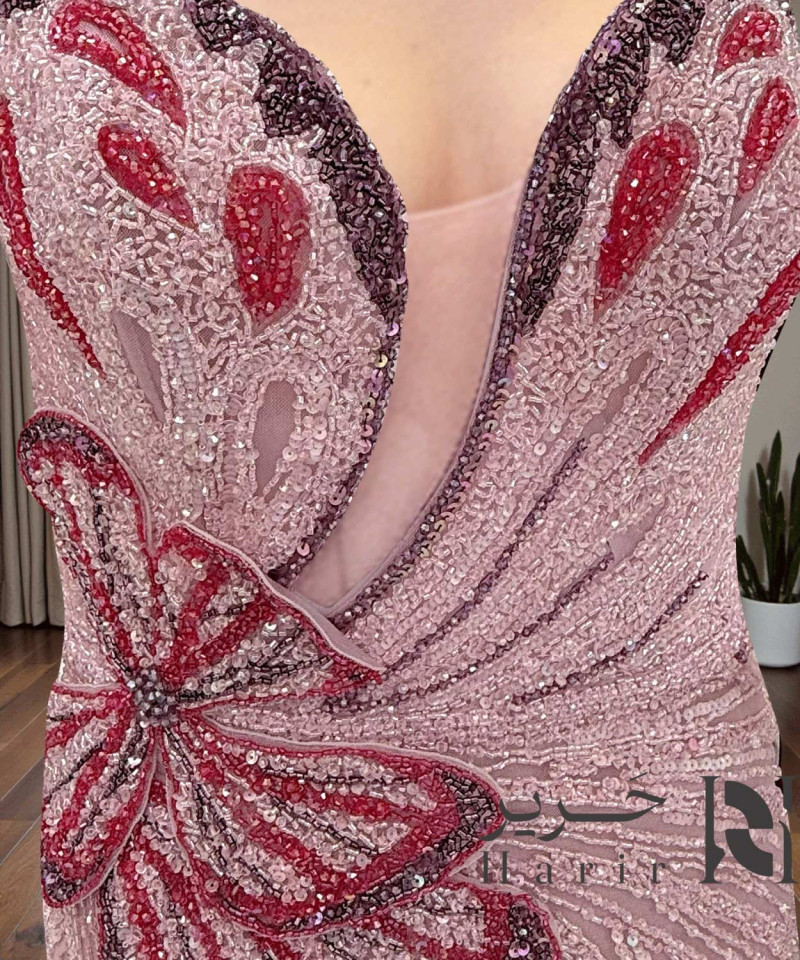 فستان سهرة وردي مطرّز بالترتر مع قصة صدر Sweetheart عميقة