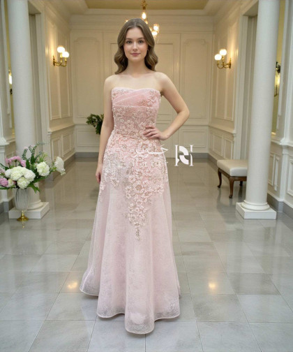 فستان سهرة وردي فاتح بتول مطرّز وقصة صدر مستقيمة