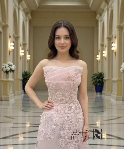 فستان سهرة وردي فاتح بتول مطرّز وقصة صدر مستقيمة