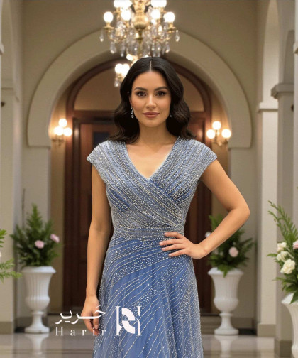 فستان سهرة أزرق مطرّز بتول وقصة صدر V متقاطعة