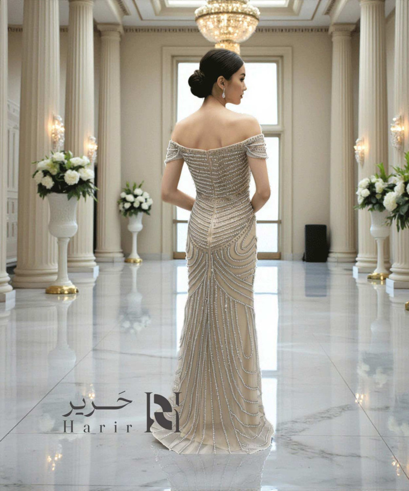 فستان سهرة شامبان مطرّز باللؤلؤ والكريستال بقصة صدر أوف شولدر أنيقة