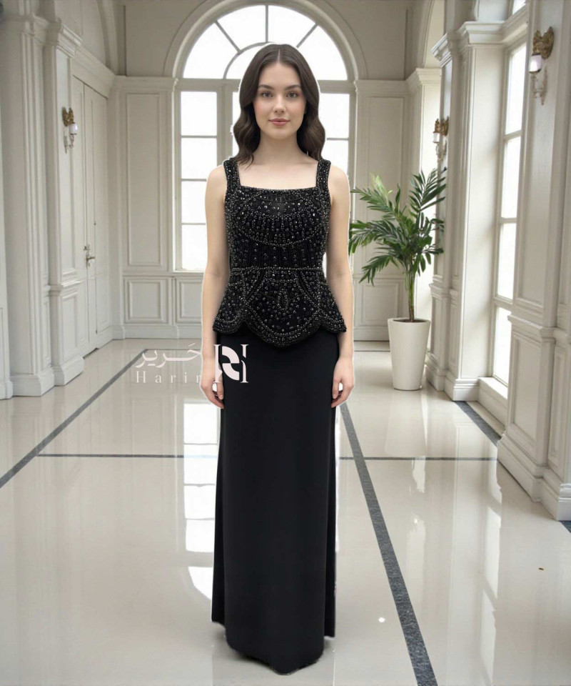 فستان سهرة أسود مطرّز بالخرز بقصة صدر مربعة وتصميم أنيق