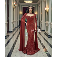 فستان سهرة أحمر خمري مطرّز بالخرز بقصة صدر قلبية مع أكمام شيفون منسدلة