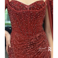 فستان سهرة أحمر خمري مطرّز بالخرز بقصة صدر قلبية مع أكمام شيفون منسدلة