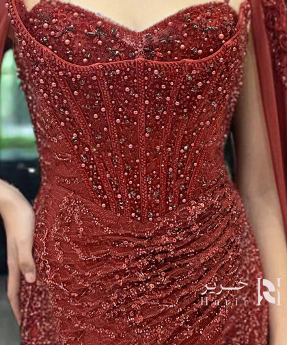 فستان سهرة أحمر خمري مطرّز بالخرز بقصة صدر قلبية مع أكمام شيفون منسدلة