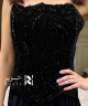 فستان سهرة أسود أنيق بدون أكتاف بصدر مطرّز بالخرز