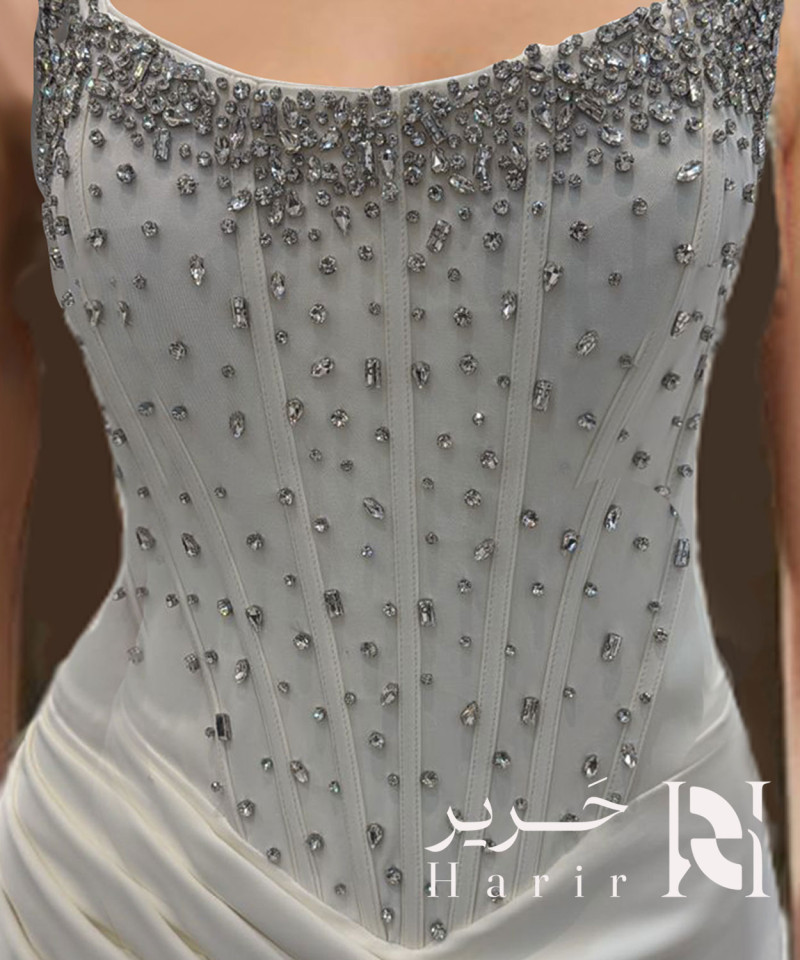 فستان سهرة إيفوري بتطريز كريستالي وقصة كورسيه أنيقة