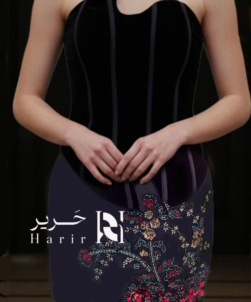 فستان سهرة أسود بقصة كورسيه وتطريز زهور فاخر مع رباط خلفي