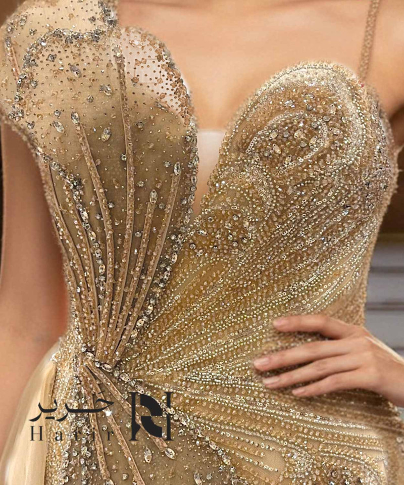 فستان سهرة ذهبي بتطريز فاخر ووشاح شيفون جانبي