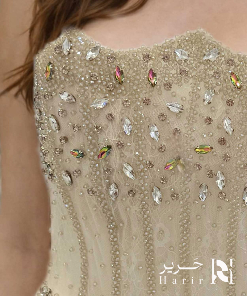 فستان سهرة شامبين مطرّز بالكريستال بتصميم كورسيه فاخر
