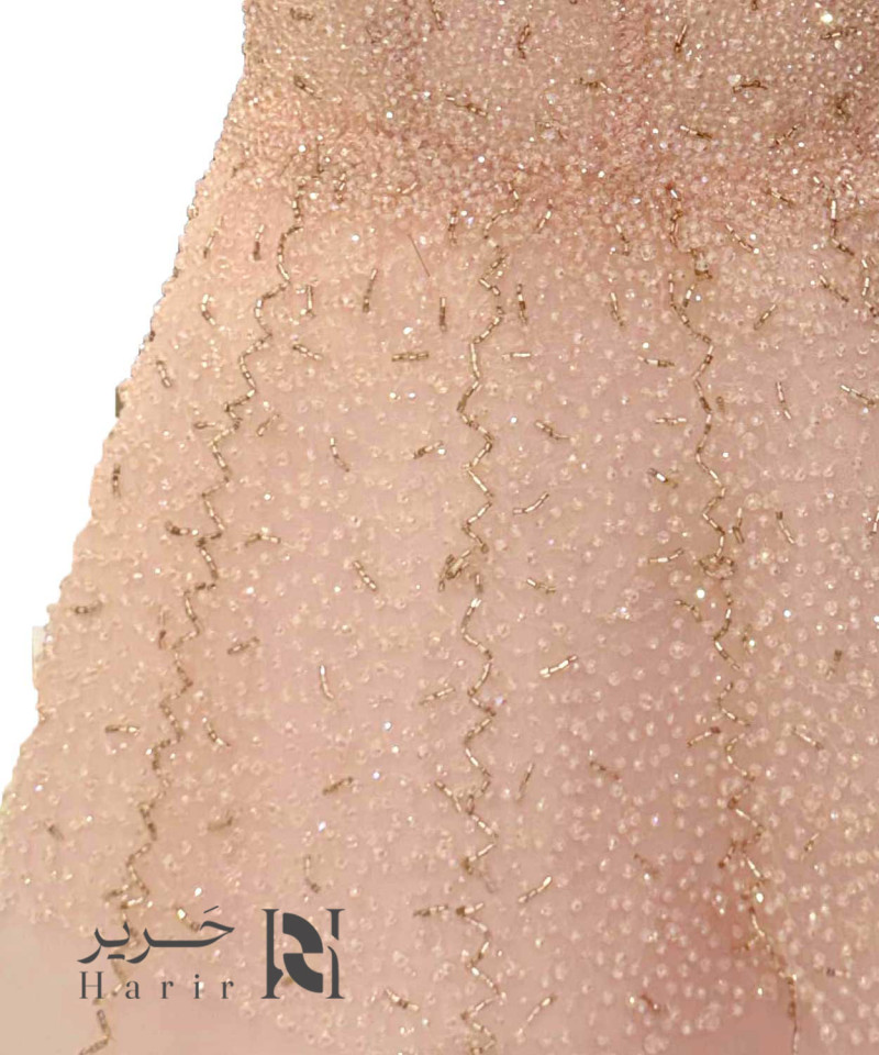 فستان مناسبات فاخر وردي مطرّز بتصميم مربع