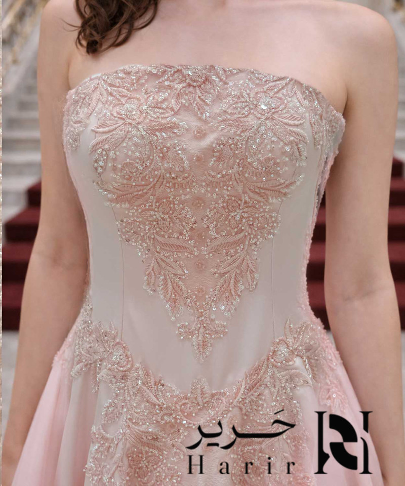 فستان سهرة وردي شامبين بتصميم كورسيه مطرّز فاخر وتنورة واسعة
